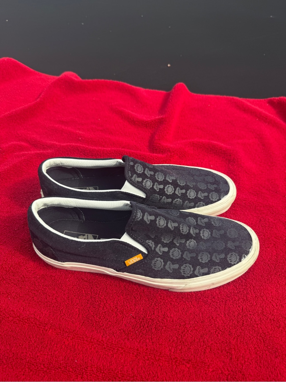 Men’s size 10.5 Vans Slip-On Sneakers in Black with Pattern - Men's